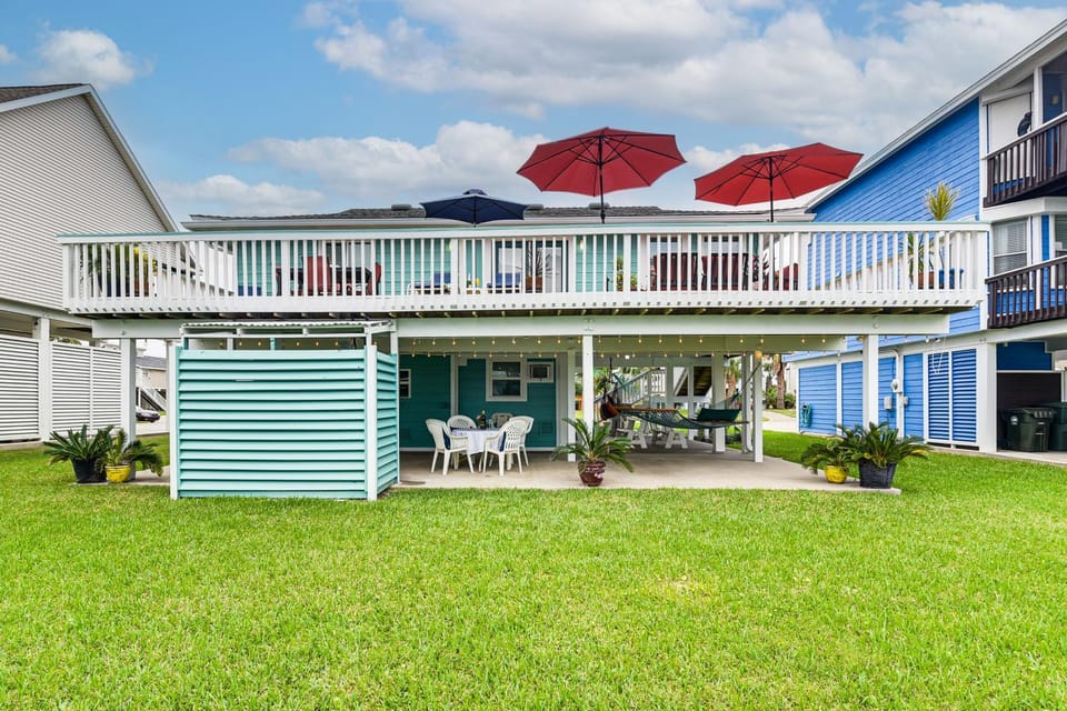 Steps to Pirate Beach: Galveston Home w/ Deck! House in Hitchcock