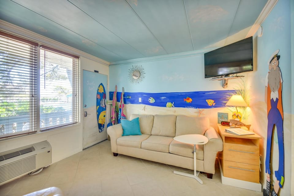 Colorful Virginia Beach Studio - Steps to Beach! Apartment in Virginia Beach