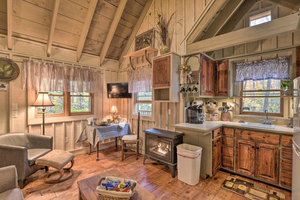 Back on Market! Creekside Cottage Near Table Rock Apartment in Pickens County
