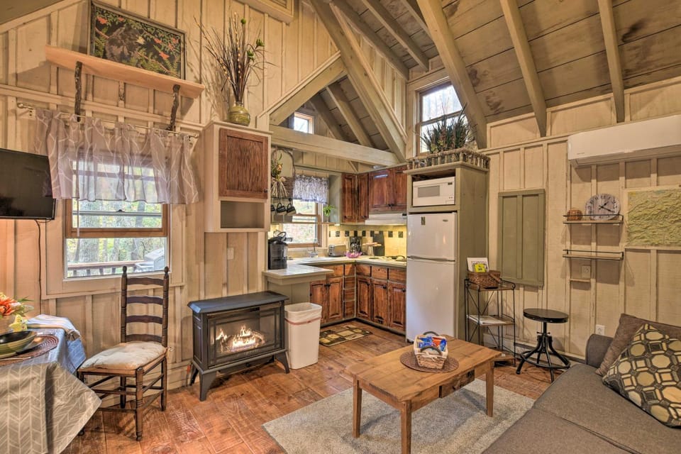 Back on Market! Creekside Cottage Near Table Rock Apartment in Pickens County