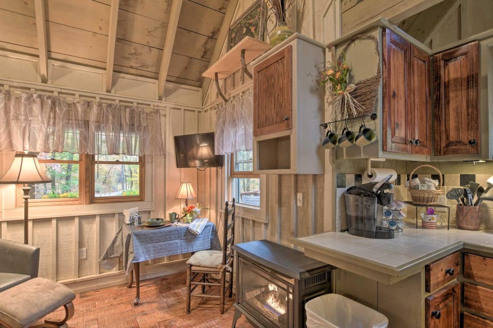 Back on Market! Creekside Cottage Near Table Rock Apartment in Pickens County