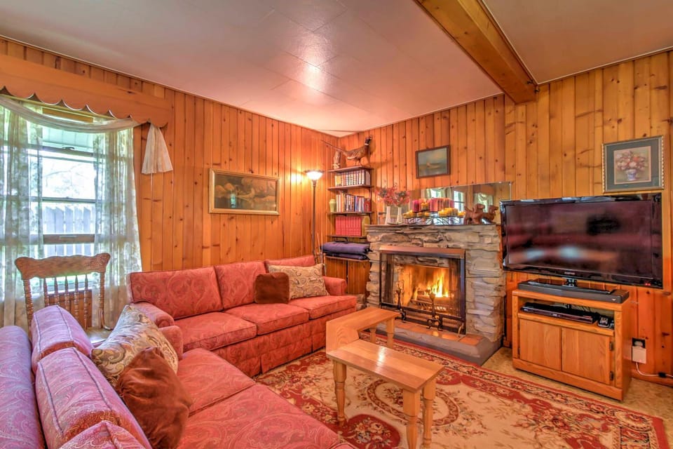 Walk to River! 'It's A Wonderful Life' Cottage House in Iowa