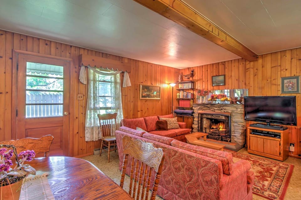 Walk to River! 'It's A Wonderful Life' Cottage House in Iowa