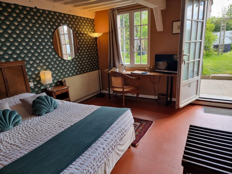 Bed, TV and multimedia, Photo of the whole room, Bedroom