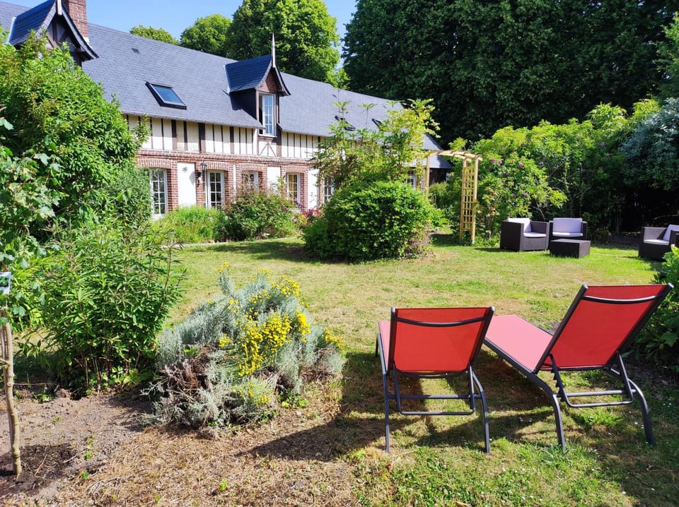 Property building, Natural landscape, Garden, Garden view, sunbed