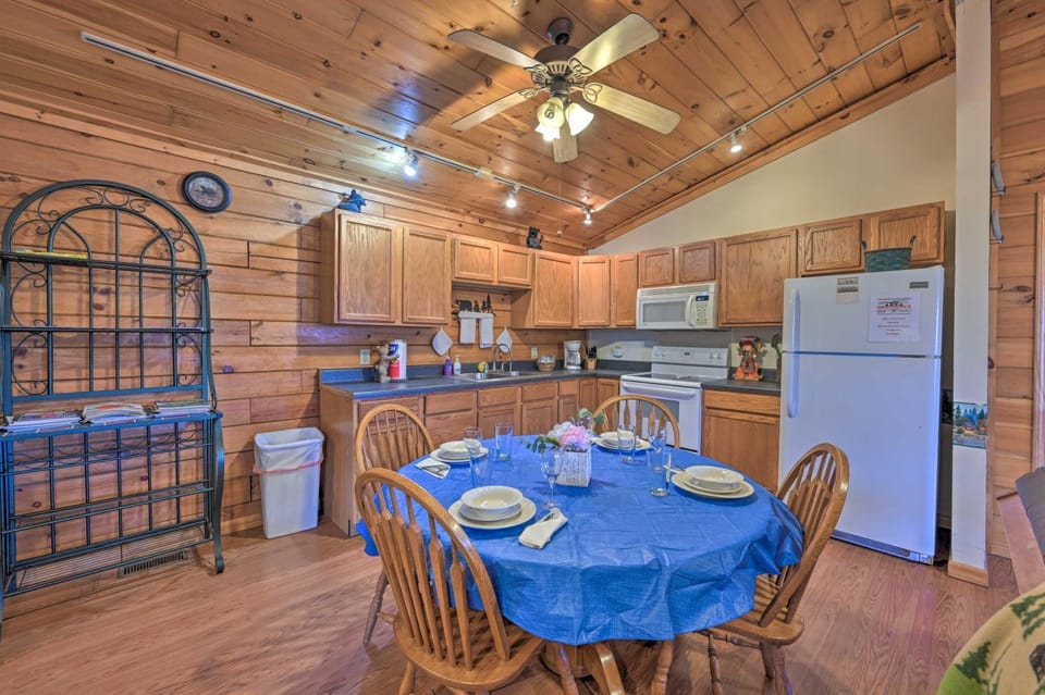 'Bear Den' Cabin: Hot Tub, 4 Mi to Nantahala River Cabin in Fontana Lake