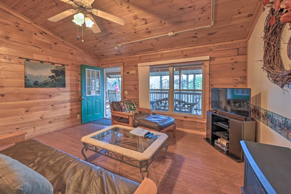 'Bear Den' Cabin: Hot Tub, 4 Mi to Nantahala River Cabin in Fontana Lake