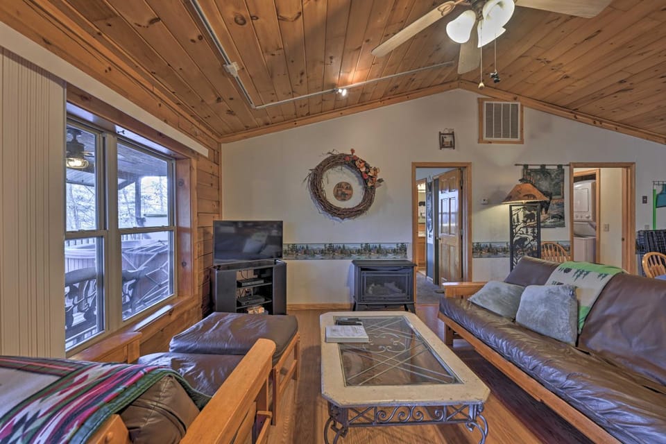 'Bear Den' Cabin: Hot Tub, 4 Mi to Nantahala River Cabin in Fontana Lake