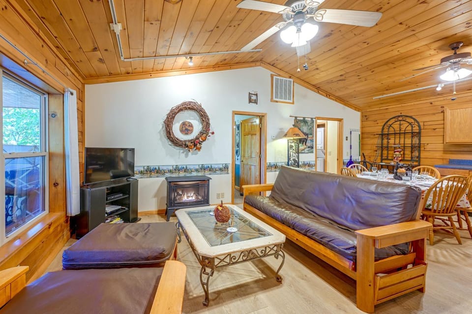 'Bear Den' Cabin: Hot Tub, 4 Mi to Nantahala River Cabin in Fontana Lake