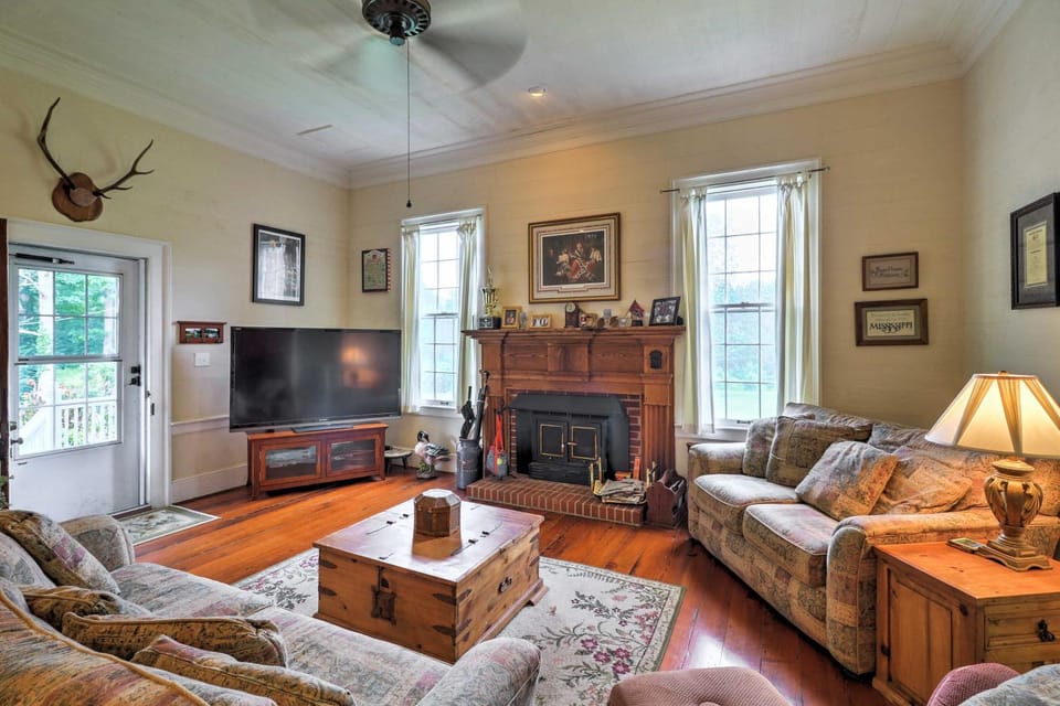 Historic 1840's Estate on 20 Acres w/ Guest House House in Alabama