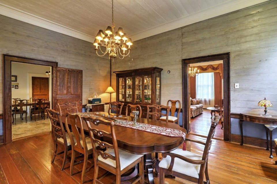 Historic 1840's Estate on 20 Acres w/ Guest House House in Alabama