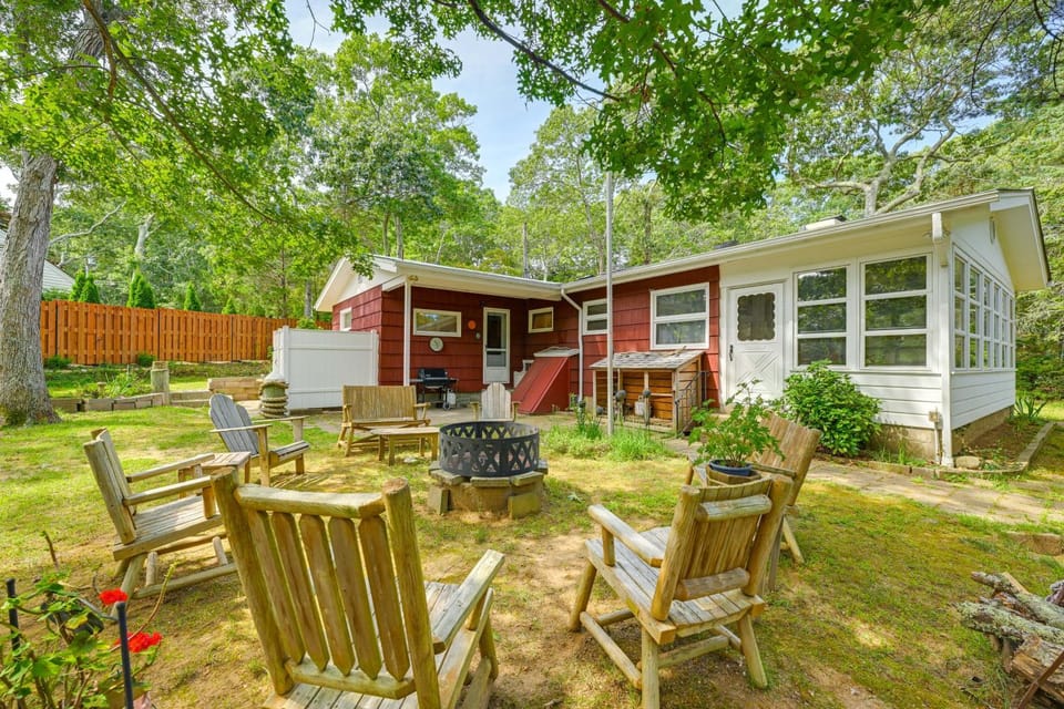 Walk to Beach: Long Island Wine Country Home! House in Cutchogue