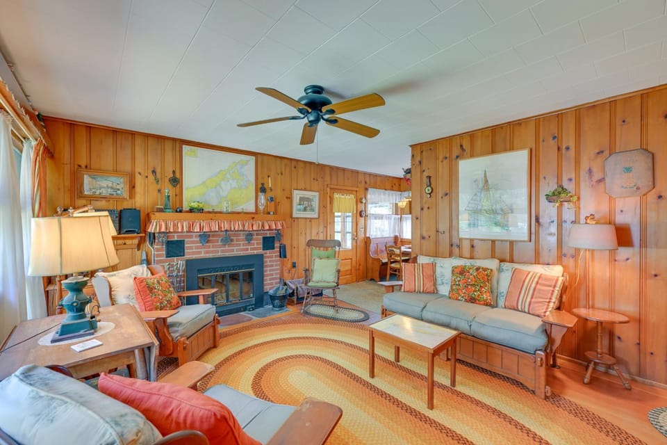 Walk to Beach: Long Island Wine Country Home! House in Cutchogue