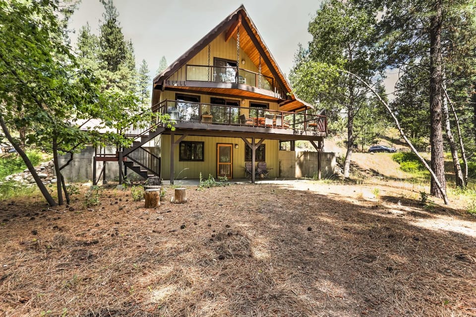 Riverside Winthrop Chalet w/ Hot Tub & 2 Decks! House in Washington