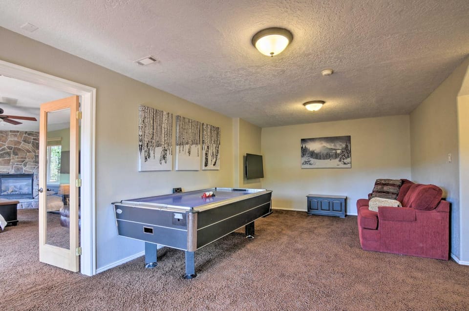< 1 Mi to Brian Head Resort: Mtn-View Gem w/ Deck House in Brian Head