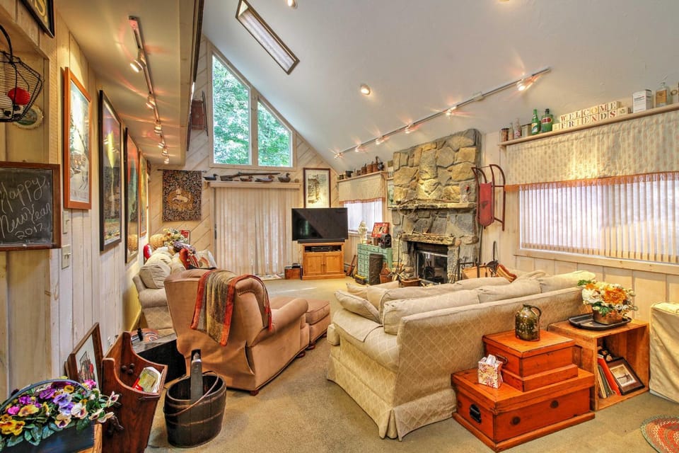 West Dover Vacation Rental w/ Hot Tub Near Mt Snow House in West Dover