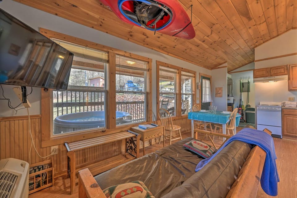 Cabin w/ Hot Tub - Near Nantahala Outdoor Center! Cabin in Fontana Lake