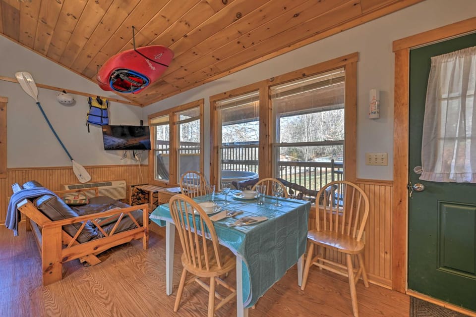 Cabin w/ Hot Tub - Near Nantahala Outdoor Center! Cabin in Fontana Lake