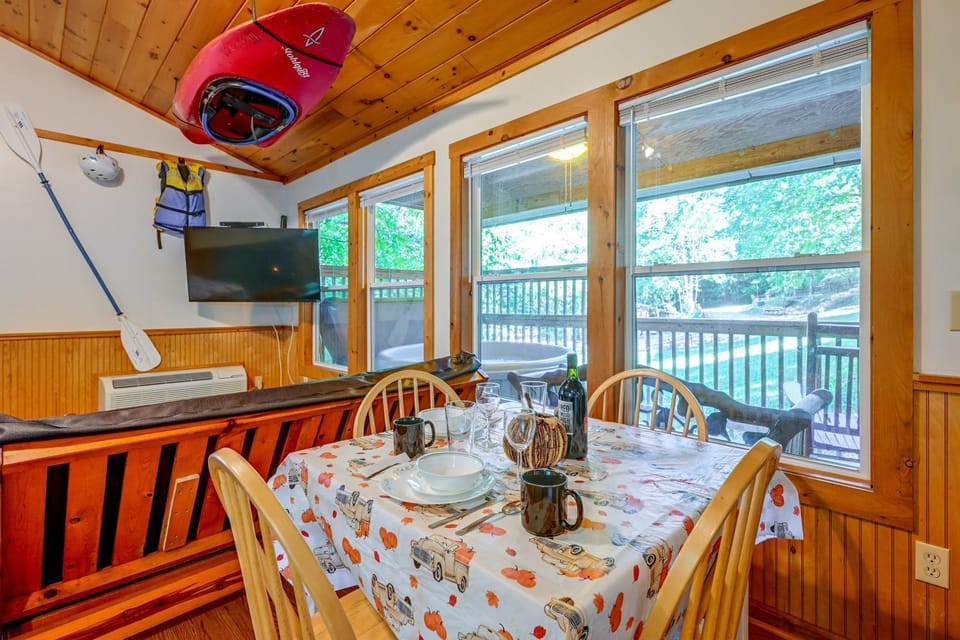 Cabin w/ Hot Tub - Near Nantahala Outdoor Center! Cabin in Fontana Lake