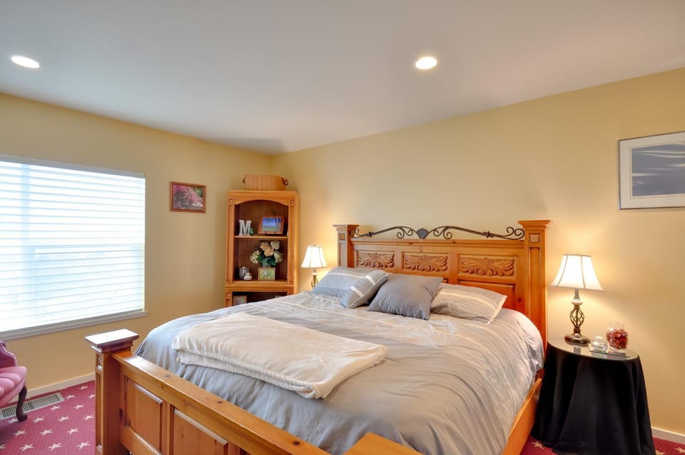 Waterfront Oregon Abode w/ Balcony & Ocean Views! House in Newport
