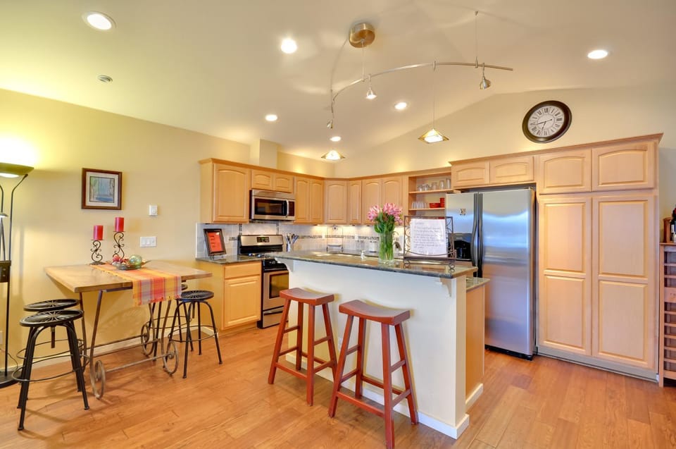 Waterfront Oregon Abode w/ Balcony & Ocean Views! House in Newport