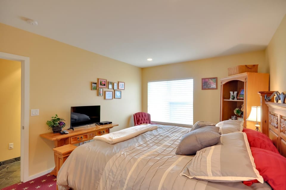 Waterfront Oregon Abode w/ Balcony & Ocean Views! House in Newport
