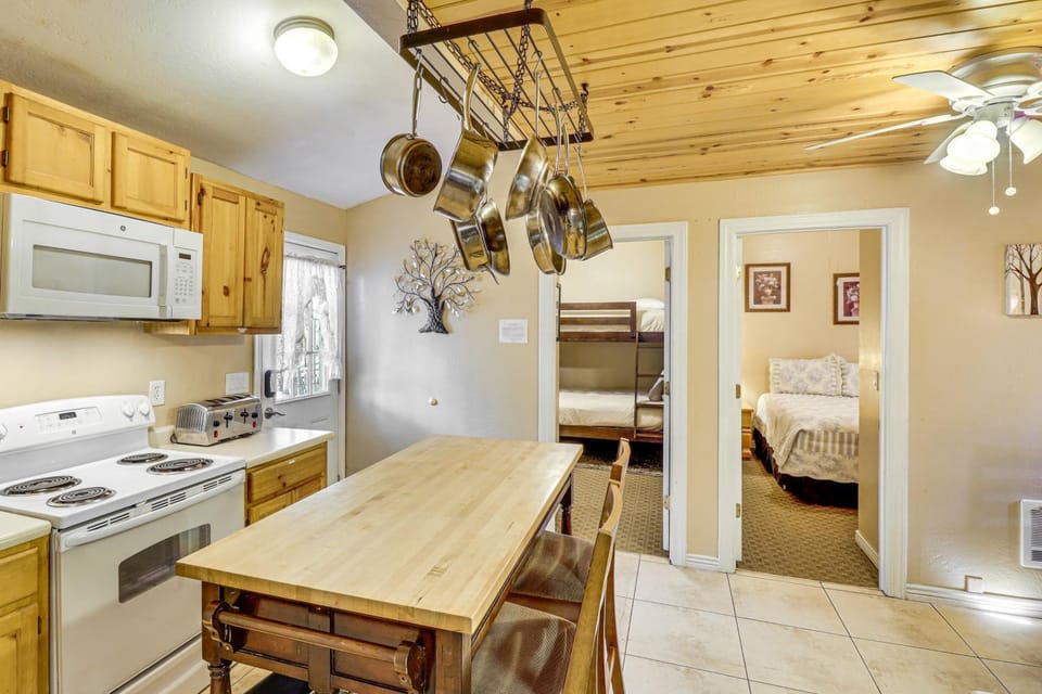 4 Mi to Rainbow Lake! Cozy Forest-View Gem w/ Deck House in Pinetop-Lakeside