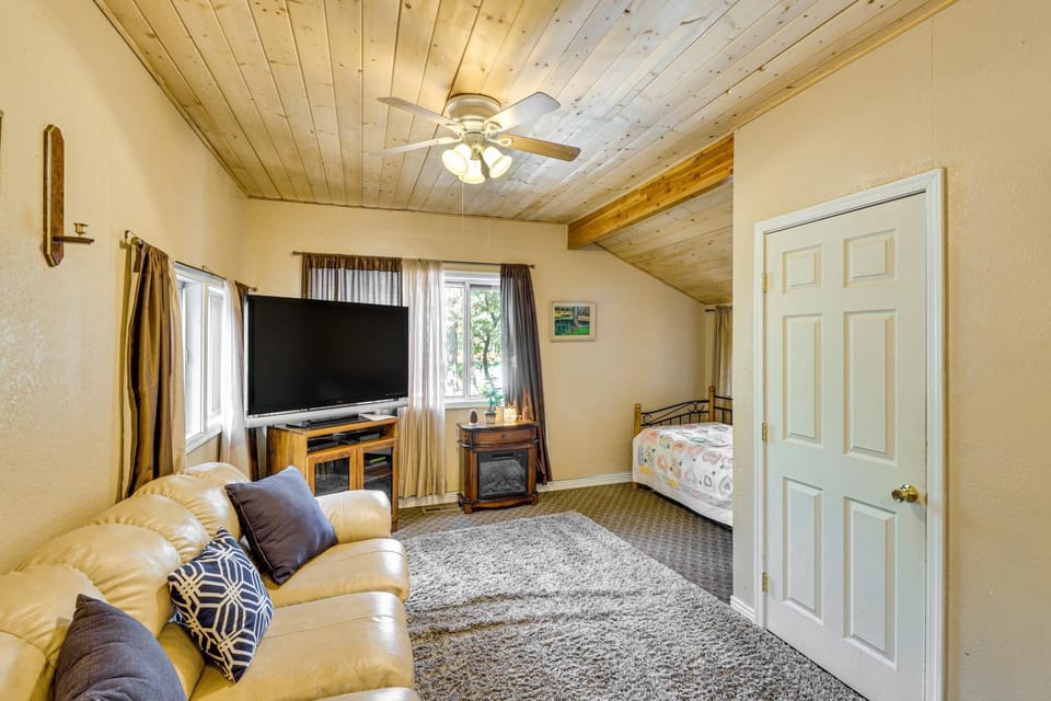 4 Mi to Rainbow Lake! Cozy Forest-View Gem w/ Deck House in Pinetop-Lakeside