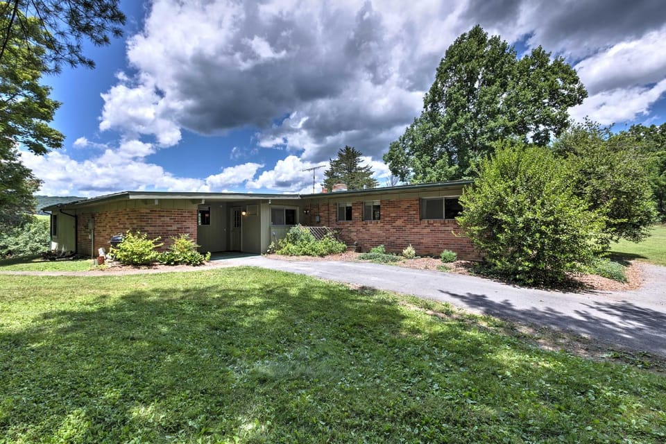 Stair-Free Lexington Home w/ Blue Ridge Mtn Views! House in Lexington