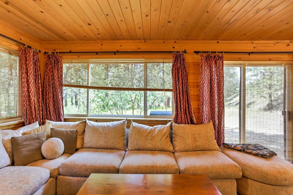 Romantic Riverfront Cottage - 1 Mile to Winthrop! House in Washington