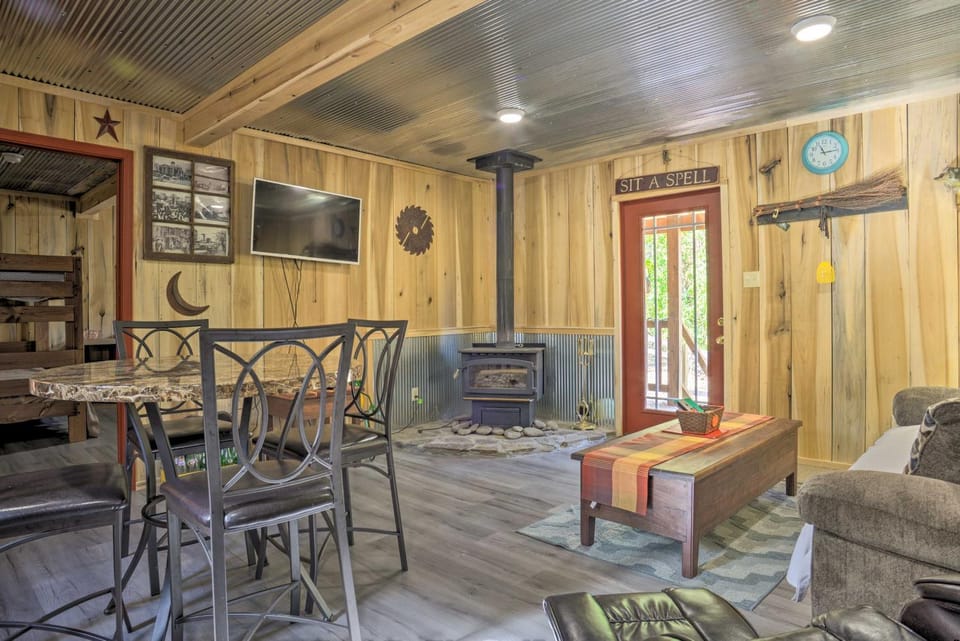 Kentucky Cabin w/ 2 Fishing Ponds & Trail Access Cabin in Lake Barkley
