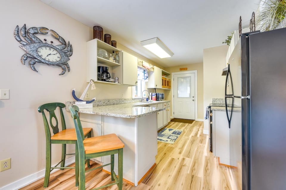 Sun, Sand & Smiles! Ocean Isle Apt w/ Balcony Apartment in Ocean Isle Beach