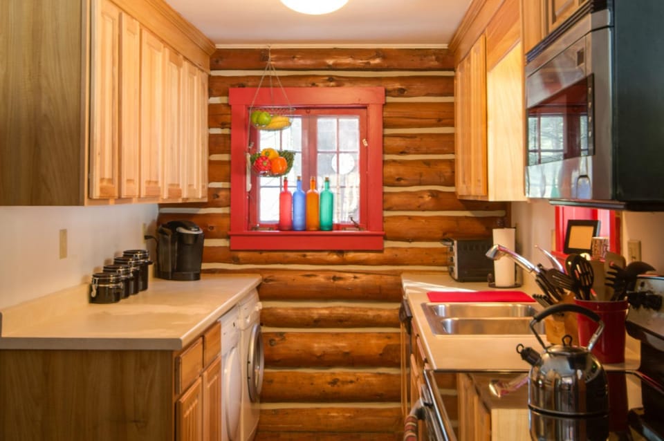 Award-Winning Log Cabin, Top 5 in New England! Cabin in South Londonderry