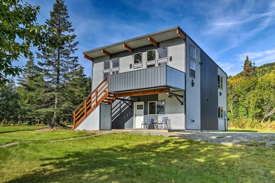 Secluded Getaway w/ Deck, Steps to Fritz Creek! House in Fritz Creek