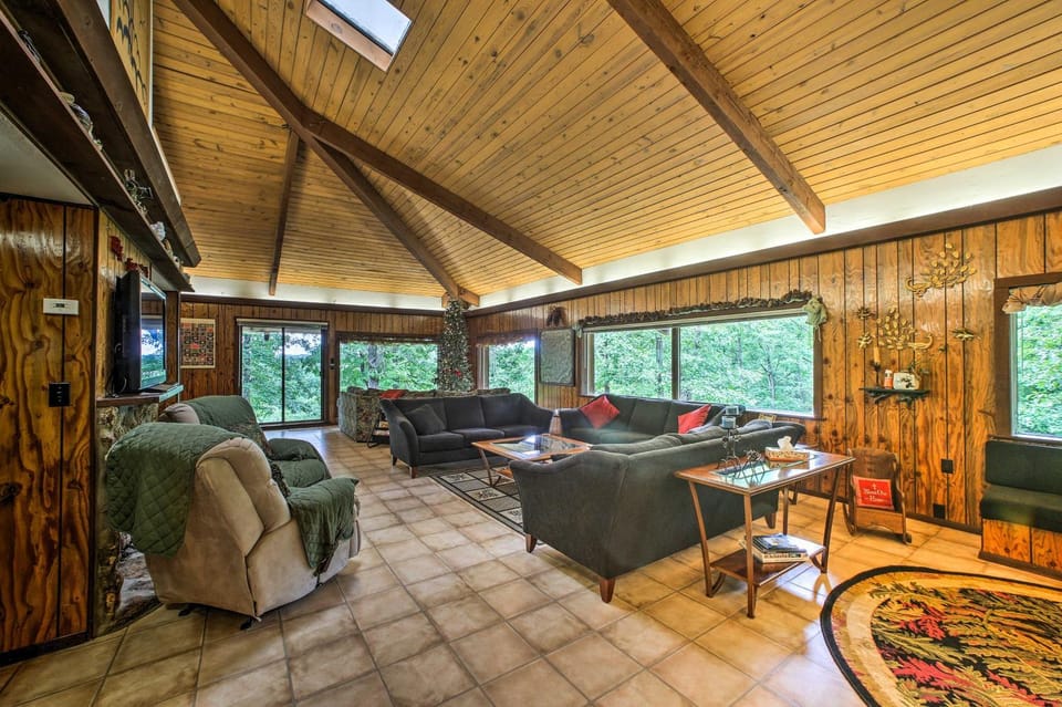 Pine Lodge Cabin on 450 Acres in Ozark Mountains Cabin in Buffalo River