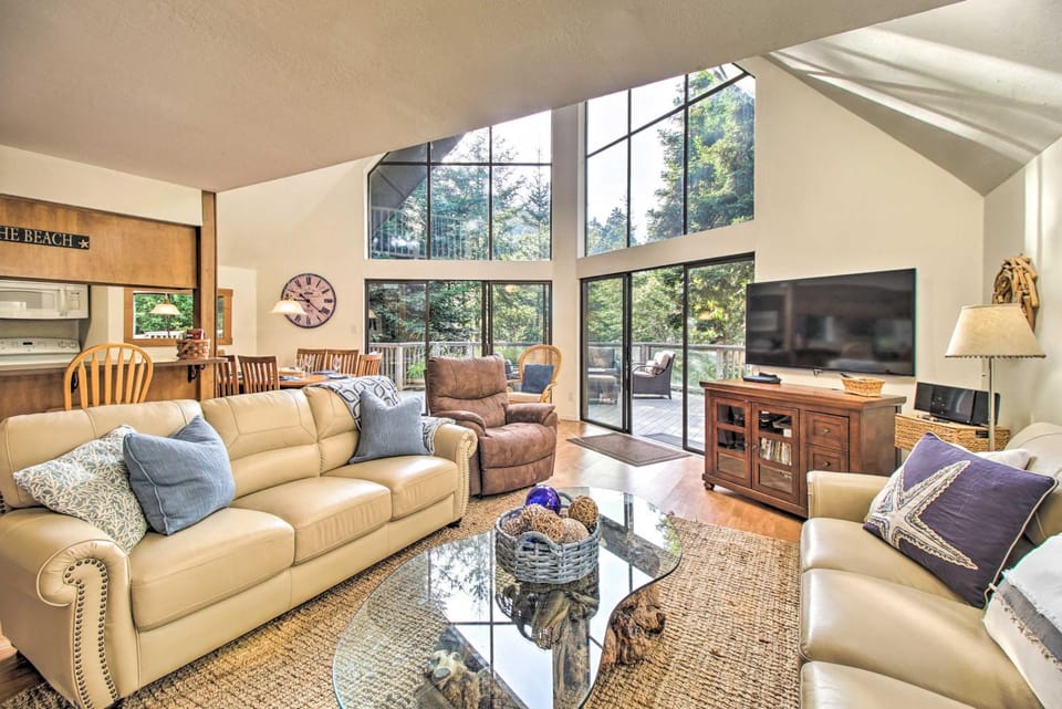 Spacious Redwood Retreat w/ Hidden Hot Tub House in Mendocino County