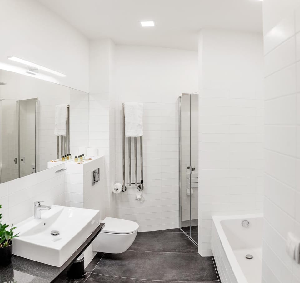 Shower, Toilet, Bathroom, Bath, towels