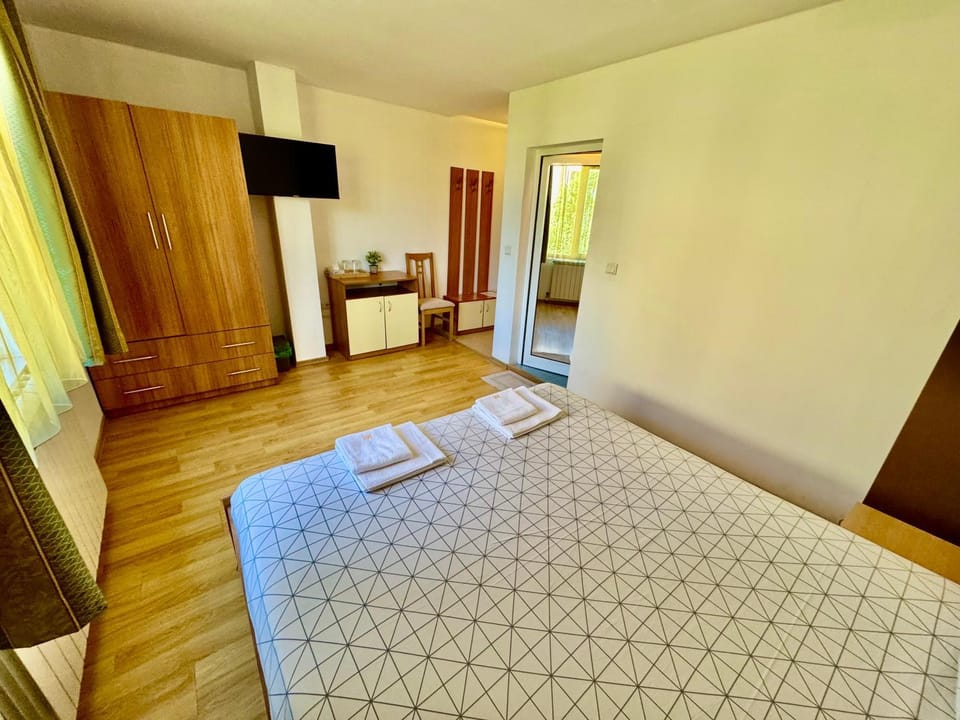 Bed, TV and multimedia, View (from property/room), Photo of the whole room, Bedroom, towels, wardrobe