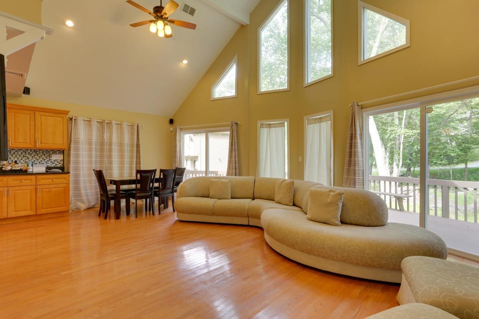 Pools, Hot Tub & More: Bushkill Mountain Getaway! House in Middle Smithfield