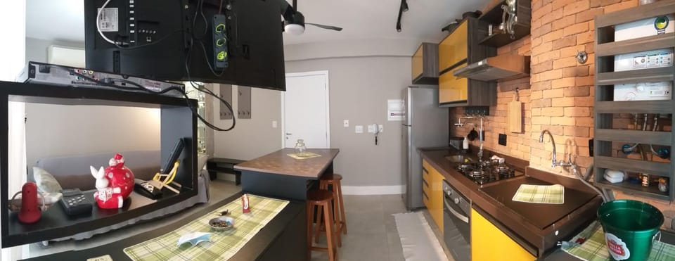 Kitchen or kitchenette, minibar