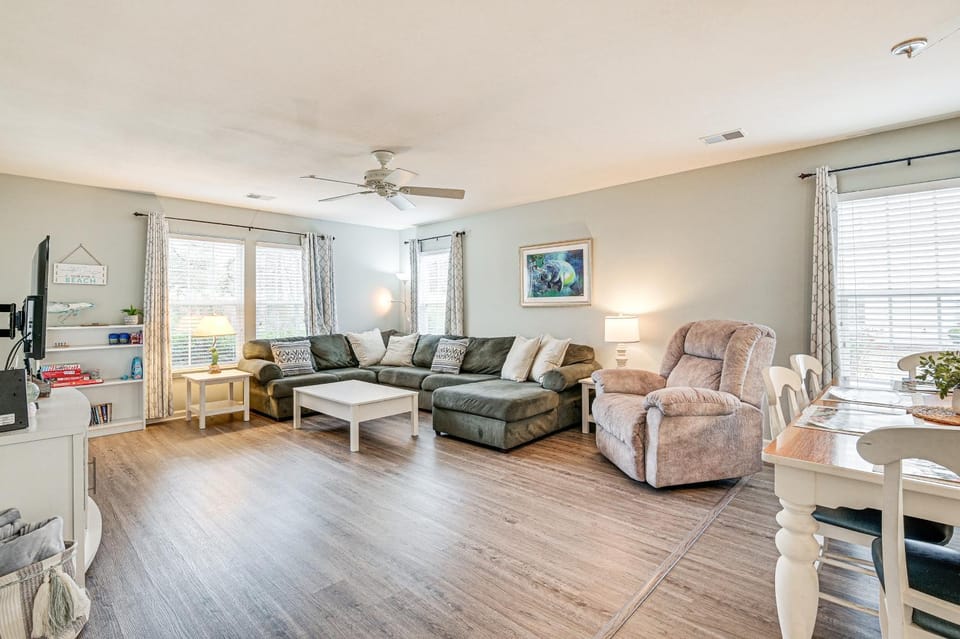 6 Mi to Boardwalk Mana-Tee Place Resort Escape Apartment in Carolina Forest