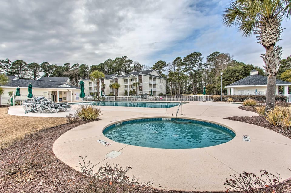 6 Mi to Boardwalk Mana-Tee Place Resort Escape Apartment in Carolina Forest
