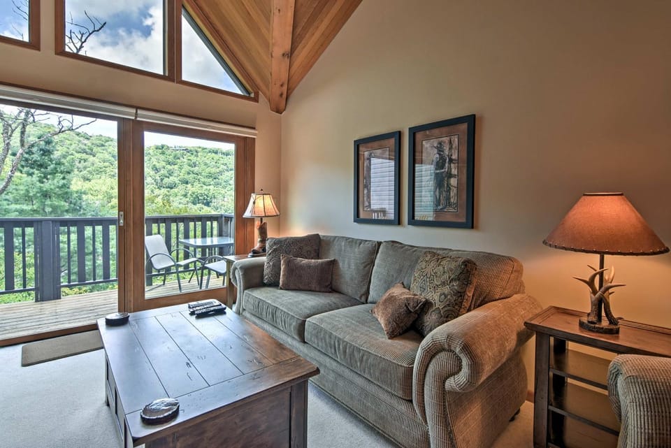 Year-Round Fun in Beech Mountain! Condo w/ Balcony House in Beech Mountain