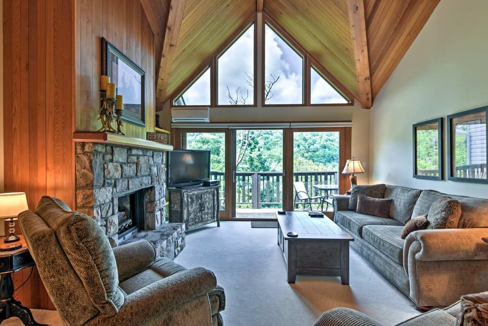 Year-Round Fun in Beech Mountain! Condo w/ Balcony House in Beech Mountain