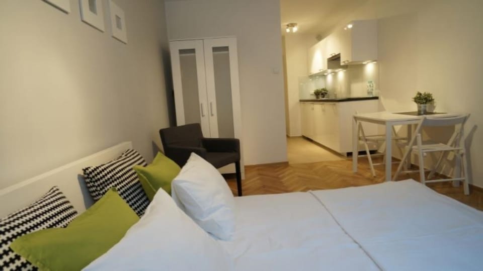 Bed, Photo of the whole room, Seating area, Bedroom