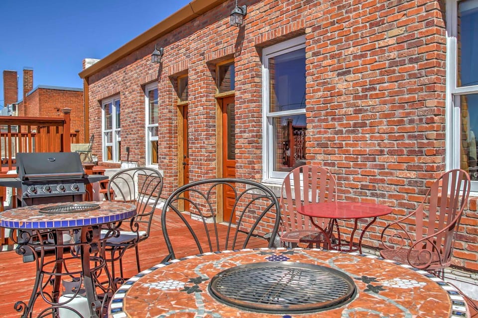 Vintage Downtown Laramie Apartment w/ Deck! Apartment in Laramie
