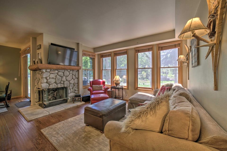 Mammoth Lakes Vacation Rental w/ Community Hot Tub House in Mammoth Lakes