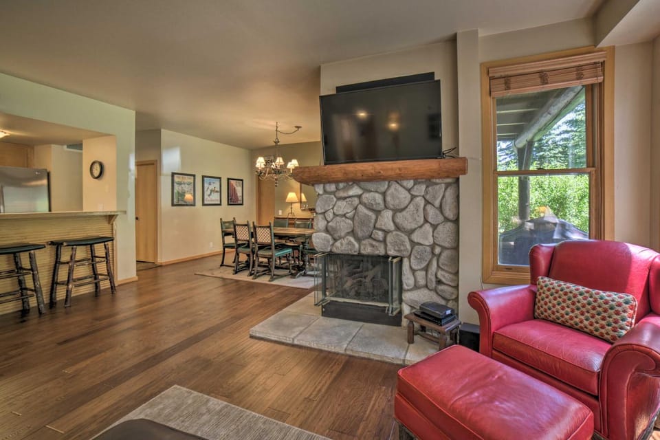Mammoth Lakes Vacation Rental w/ Community Hot Tub House in Mammoth Lakes