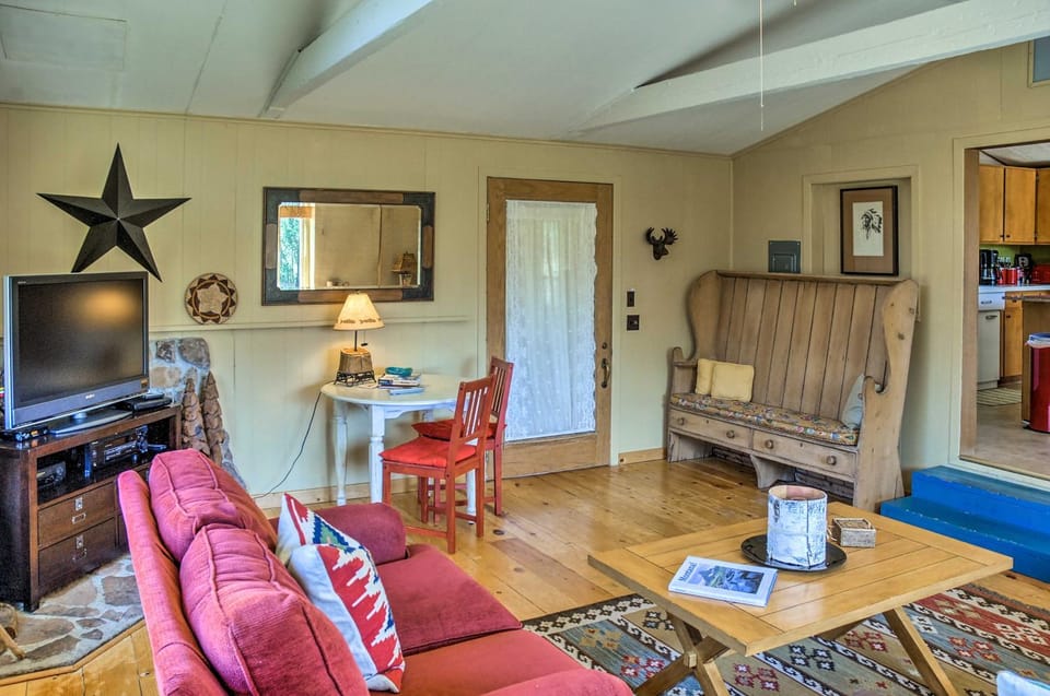 Emigrant Cabin on 10 Acres with BBQ and Peaceful Views Cabin in Emigrant