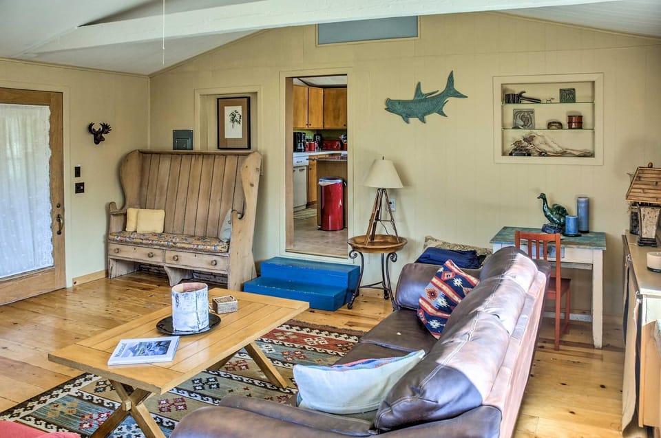 Emigrant Cabin on 10 Acres with BBQ and Peaceful Views Cabin in Emigrant